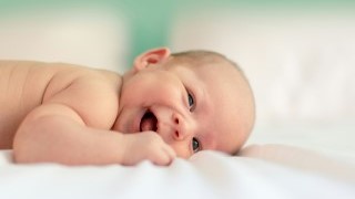 Baby lächelt