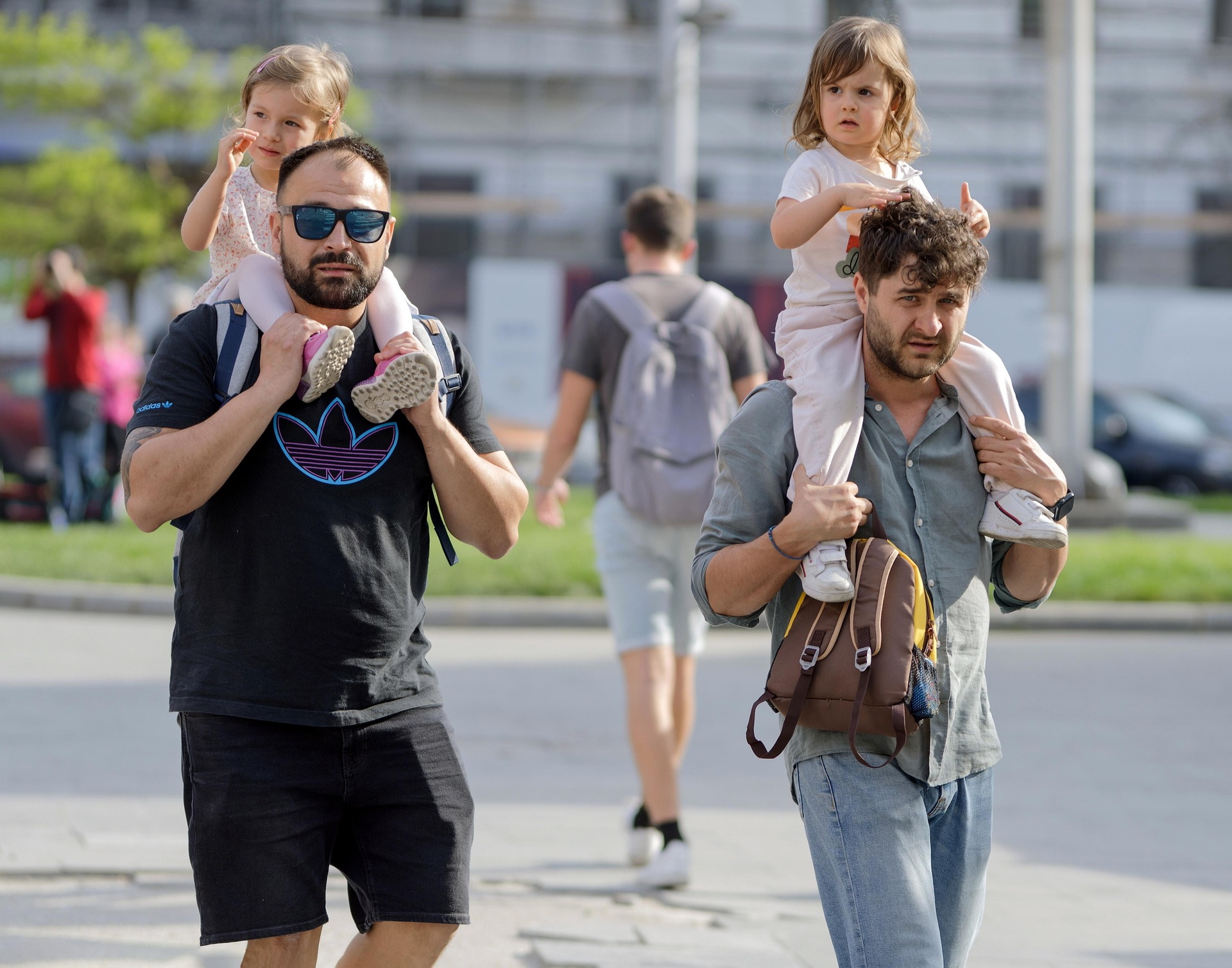zwei Väter mit Kleinkindern unterwgs