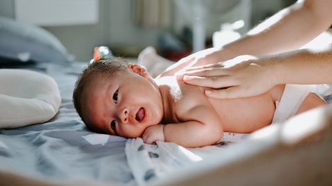 Baby wird massiert